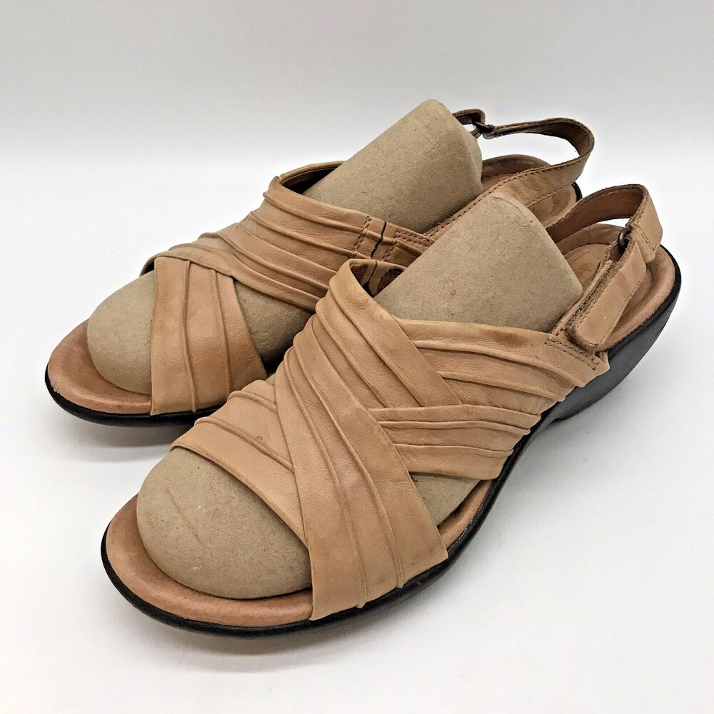 Clarks Artisan Block Heel Slingback Sandal Women's 8M Tan Pleated Strap Shoe